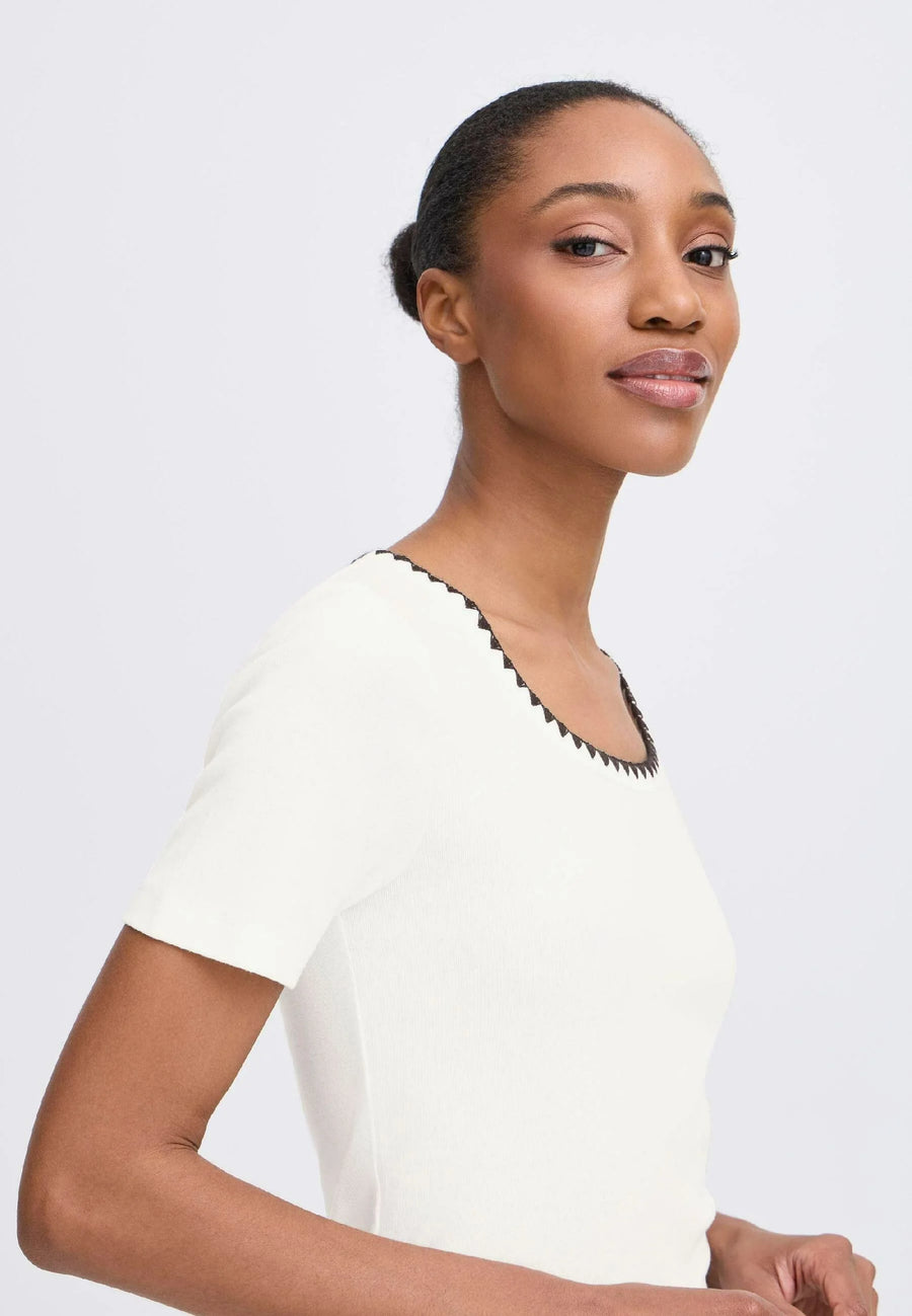 B.young Byorana T-Shirt Marshmellow, mit schwarzem Ausschnitt