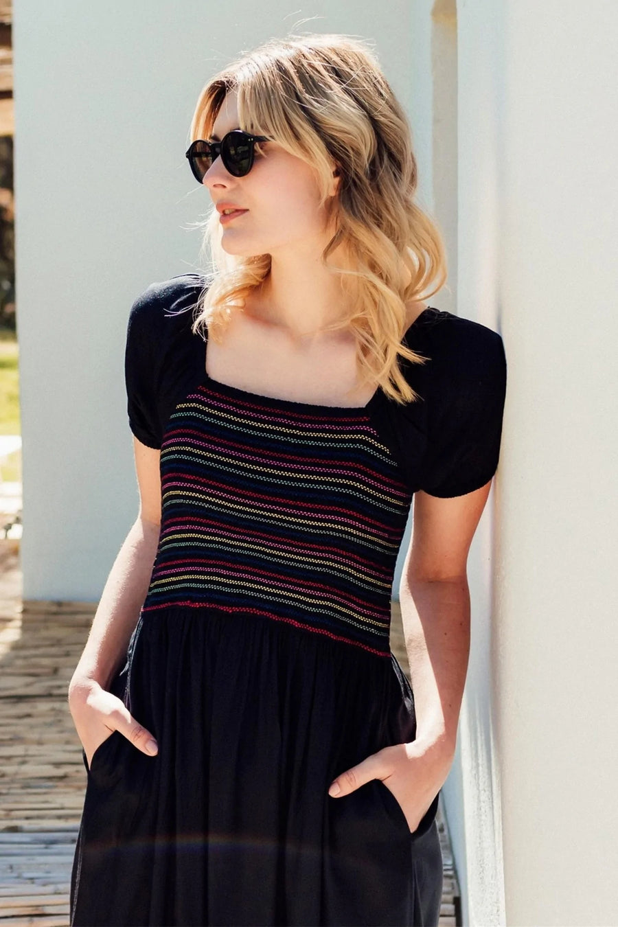 Sugarhill Jolene Midikleid schwarz mit Regenbogennähten